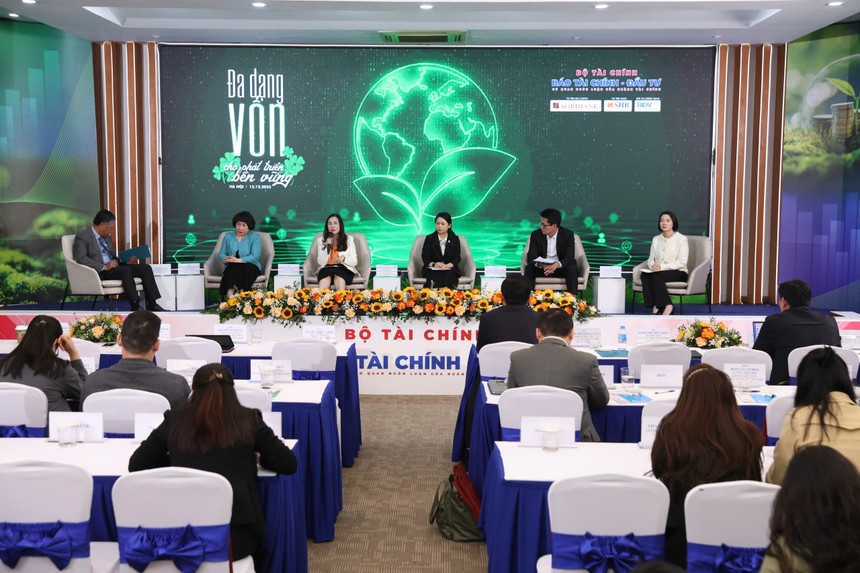 Các diễn giả thảo luận tại Hội thảo “Đa dạng vốn cho phát triển bền vững” do Báo Tài chính - Đầu tư tổ chức.