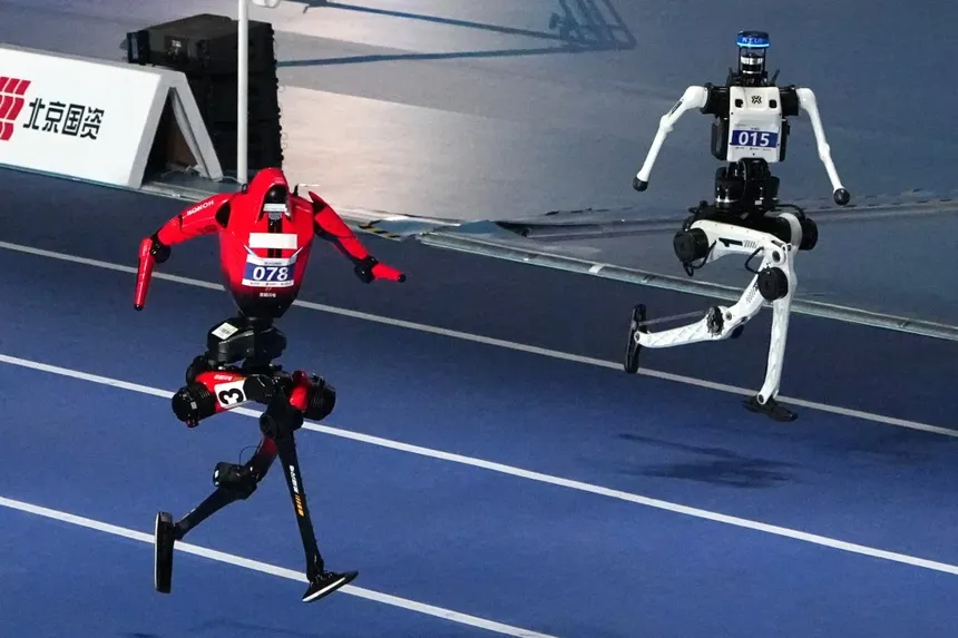 Các robot thi tài tại Đại hội Robot hình người thế giới.