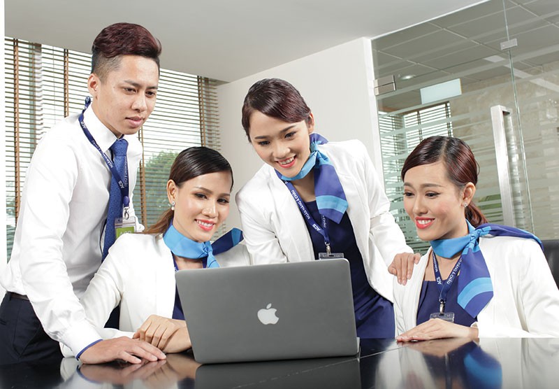 Thành công của ACB gắn liền với yếu tố con người, 
hệ thống quản trị, sự gắn kết với khách hàng, cộng đồng