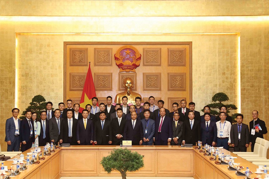 Để Việt Nam thực hiện thành công Cách mạng công nghiệp 4.0, chúng ta cần tập hợp sức mạnh trí tuệ người Việt Nam khắp thế giới
Trong ảnh: Thủ tướng Chính phủ Nguyễn Xuân Phúc cùng Bộ trưởng Bộ Kế hoạch và Đầu tư và lãnh đạo một số bộ, ngành gặp gỡ các tri thức trẻ Việt Nam.