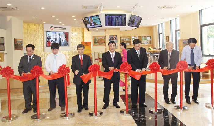 Lễ khai trương “Góc nhà đầu tư” - không gian phổ biến kiến thức cho nhà đầu tư tại HNX ngày 24/7/2014