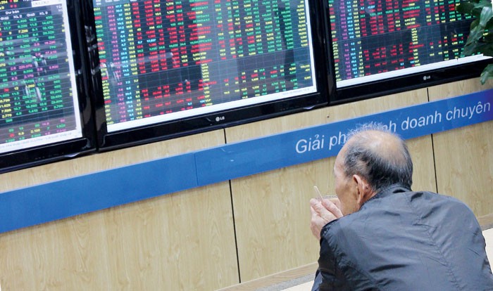 Khi khả năng giám sát và chế tài với các hiện tượng tiêu cực trên TTCK không đủ mạnh, cũng sẽ làm niềm tin nhà đầu tư bị xói mòn