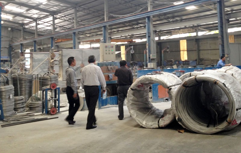 Các cổ đông tham quan nhà máy sản xuất inox của ITQ