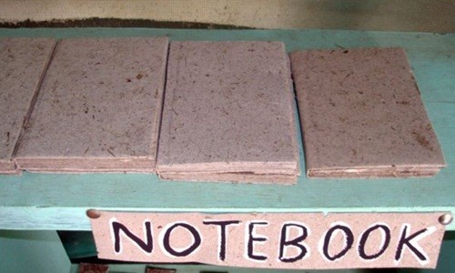 Sản phẩm giấy từ phân voi của Nampath Paper. Ảnh: BBC
