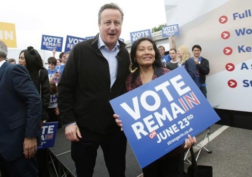 Thủ tướng Anh - David Cameron và một nhà hoạt động kêu gọi ở lại EU. Ảnh: Reuters