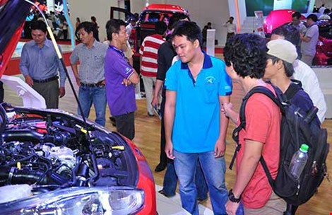 Người tiêu dùng sẽ chuyển sang mua ô tô nhập khẩu mới thay vì ô tô cũ giá quá cao. Ảnh: QH