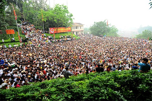 Biển người chen chân trong ngày giỗ Tổ năm 2016. Ảnh: Giang Huy.