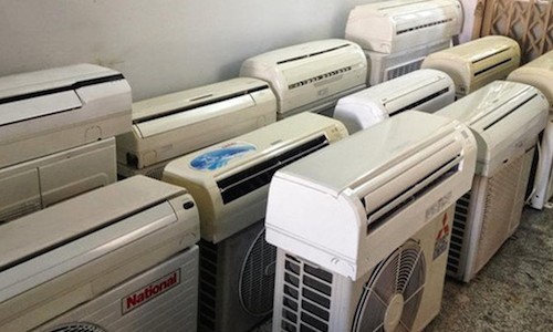 Những chiếc điều hòa đã qua sử dụng được tân trang, in lại nhãn mác của các thương hiệu nổi tiếng trước khi đưa ra thị trường ở Việt Nam.
