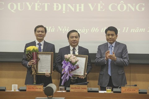 Chủ tịch UBND TP Nguyễn Đức Chung trao quyết định bổ nhiệm Chánh Thanh tra Thành phố, Giám đốc Sở Giáo dục và Đào tạo.