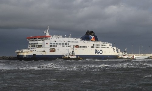 Phà chở hơn 300 người mắc cạn tại Pháp