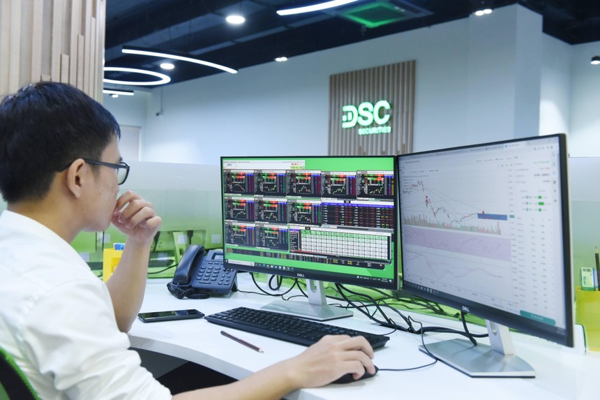 Giao dịch chứng khoán sáng 2/10: Thị trường "xanh vỏ đỏ lòng"