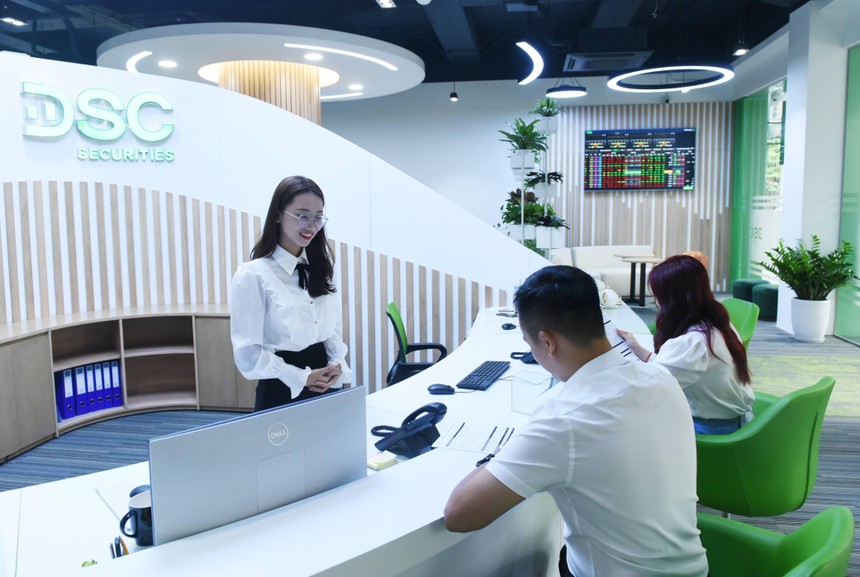 VN-Index vượt qua biến động