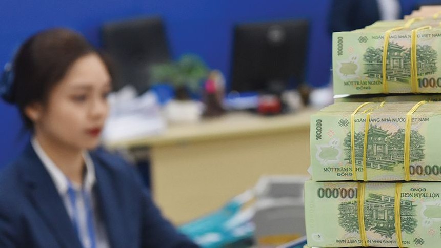 Lãi suất tiết kiệm kỳ hạn dài chạm đỉnh mới