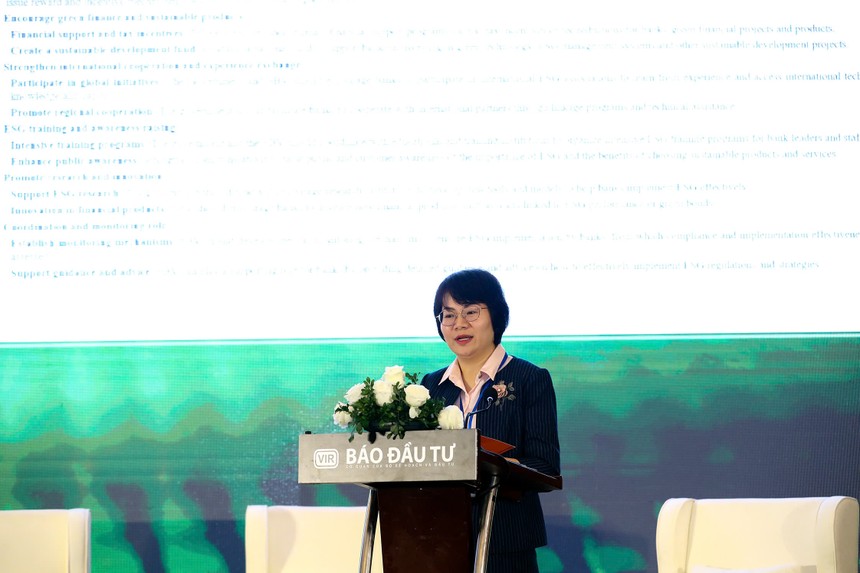 Bà Nguyễn Thị Tuyết Hạnh, Giám đốc Ban Quản lý dự án Quốc tế - Ngân hàng SHB trình bày tại hội thảo do Báo Đầu tư tổ chức ngày 19/11 chủ đề "ESG trong ngành ngân hàng: Thực thi để dẫn đầu". Ảnh Đức Thanh