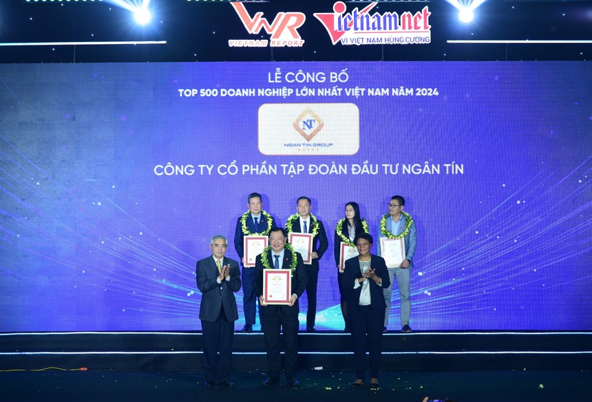 Tổng Giám đốc Tập đoàn Ngân Tín Group Đinh Phú Minh đón nhận danh hiệu Top 500 doanh nghiệp lớn nhất Việt Nam từ ban tổ chức vào tối 8/01/2025 tại TP Hà Nội