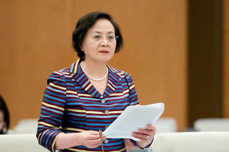 Bộ trưởng Bộ Nội vụ Phạm Thị Thanh Trà trình bày báo cáo.