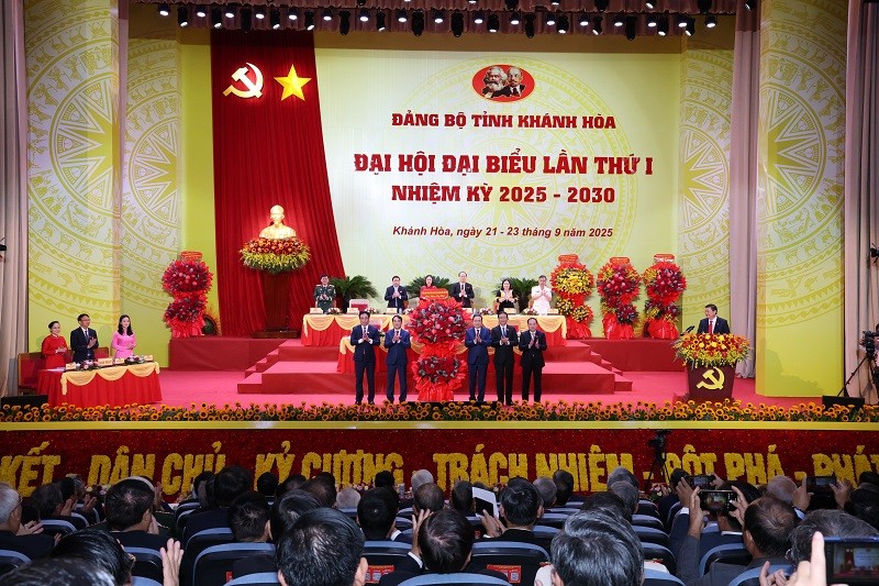 Chủ tịch Quốc hội Trần Thanh Mẫn (thứ 3, từ phải sang) tặng hoa chúc mừng Đại hội Đại biểu Đảng bộ tỉnh Khánh Hòa lần thứ I, nhiệm kỳ 2025 - 2030. Ảnh: V.T