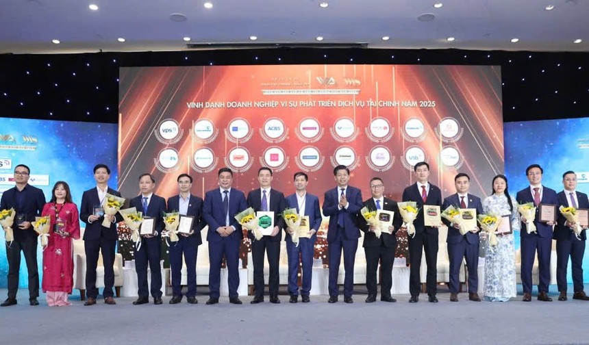 Đại diện Agriseco (thứ 3 từ phải) nhận vinh danh “Vì sự phát triển dịch vụ tài chính”. Ảnh: Đức Thanh