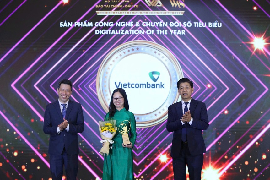 Đại diện Vietcombank nhận vinh danh ở hạng mục “Sản phẩm Công nghệ và Chuyển đổi số tiêu biểu” tại VWAS 2025. Ảnh: Dũng Minh