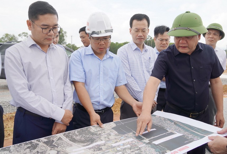 Chủ tịch UBND tỉnh Quảng Trị Trần Phong (áo đen) kiểm tra hiện trường tình hình thực hiện Dự án thành phần 2 - Cầu Nhật Lệ 3 và đường 2 đầu cầu