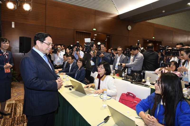 Thủ tướng ân cần thăm hỏi các phóng viên về điều kiện tác nghiệp, sinh hoạt trong thời gian diễn ra Đại hội - Ảnh: Như Ý 