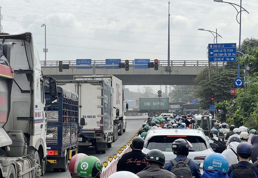 Khu vực vào cảng Cát Lái hiện nay thường xuyên xảy ra ùn tắc. Ảnh: Trọng Tín.