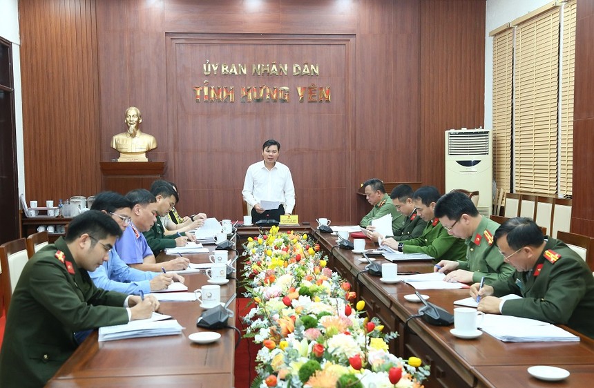 Phó Chủ tịch thường trực UBND tỉnh Hưng Yên Nguyễn Lê Huy phát biểu chỉ đạo tại cuộc họp.