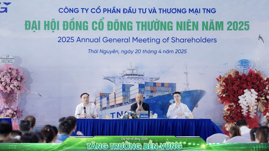 Ông Nguyễn Văn Thời (giữa) và ông Nguyễn Đức Mạnh (trái) ngồi đoàn chủ tọa tại ĐHCĐ thường niên 2025 của TNG