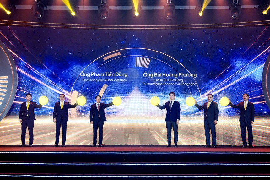 Ông Bùi Hoàng Phương - UV Dự khuyết BCHTW Đảng, Thứ trưởng Bộ Khoa học và Công nghệ (thứ 3 từ phải sang), ông Phạm Tiến Dũng – Phó Thống đốc NHNN Việt Nam (thứ 3 từ trái sang) cùng Ban lãnh đạo LPBank và Vietnam Post thực hiện nghi thức chúc mừng 15 năm hợp tác chiến lược giữa hai đơn vị