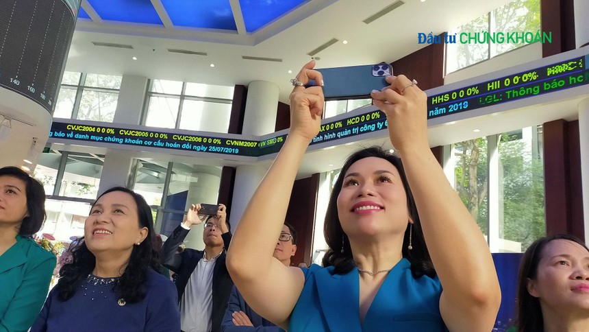 Giao dịch chứng khoán sáng 30/7: Sắc xanh lan tỏa, VN-Index tiếp tục tiến bước