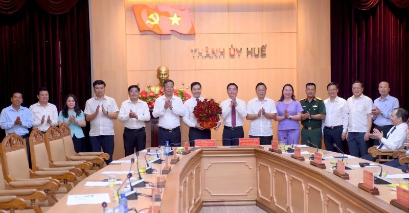 Đại biểu dự Hội nghị tặng hoa chúc mừng ông Trịnh Mạnh Linh