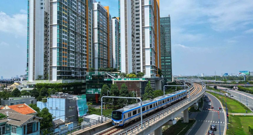Theo chính sách vừa được thông qua, ranh giới quy hoạch khu vực TOD do Chủ tịch UBND TP.HCM chấp thuận, bao gồm nhà ga, đề-pô và vùng phụ cận trong phạm vi tối đa 1.000 m tính từ tâm quy ước của nhà ga, đề-pô. Ảnh: Lê Toàn. 