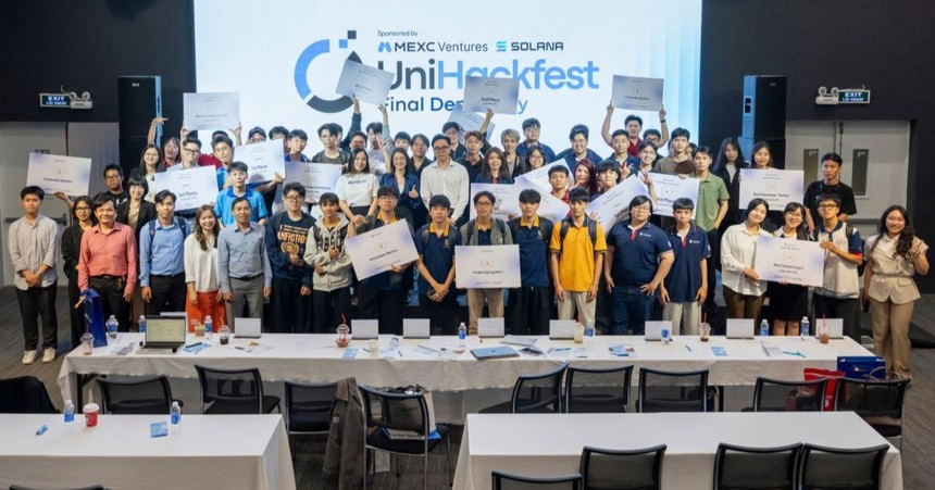 Toàn cảnh 17 đội thi tại vòng chung kết UniHackfest 2026, tranh tài ở 3 track với các giải thưởng danh giá, ghi dấu hành trình sáng tạo và phát triển sản phẩm của sinh viên.