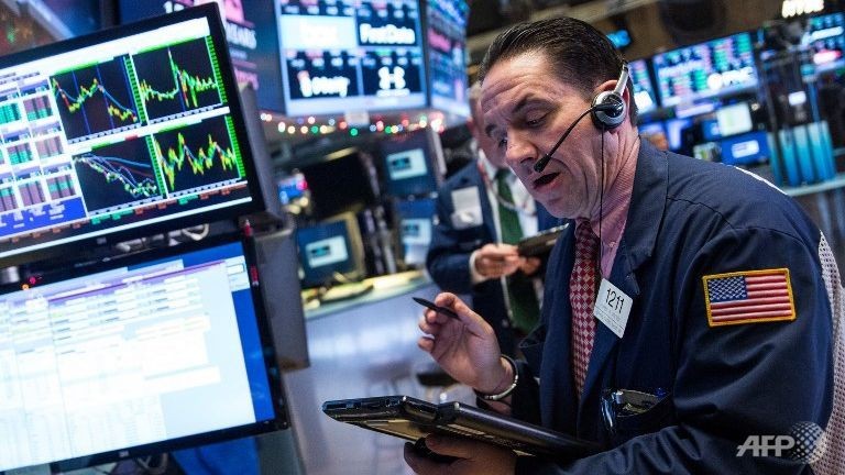 Giới đầu tư ngập ngừng, giá vàng lao dốc