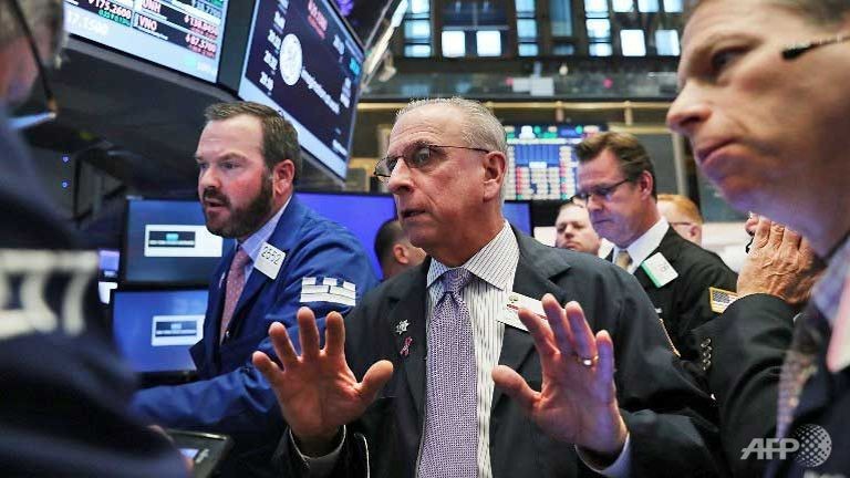 Dow Jones lại lập đỉnh lịch sử, dầu thô ổn định ở đỉnh 2 năm