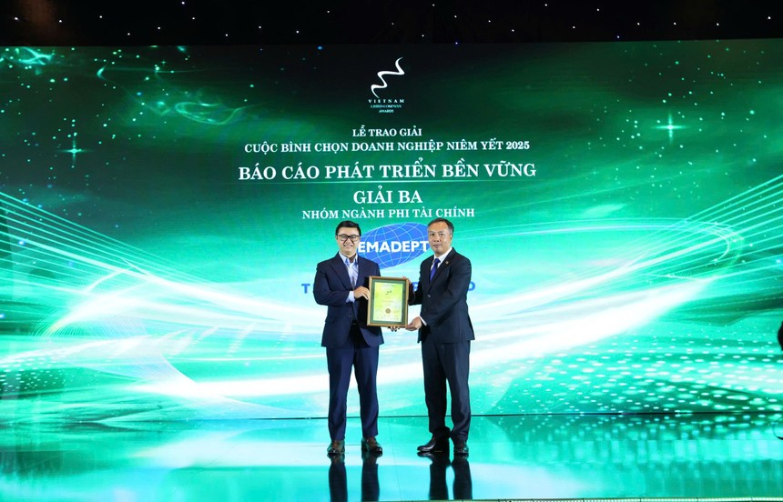 Đại diện CTCP Gemadept nhận giải Top 3 báo cáo Phát triển bền vững tốt nhất nhóm phi tài chính 
