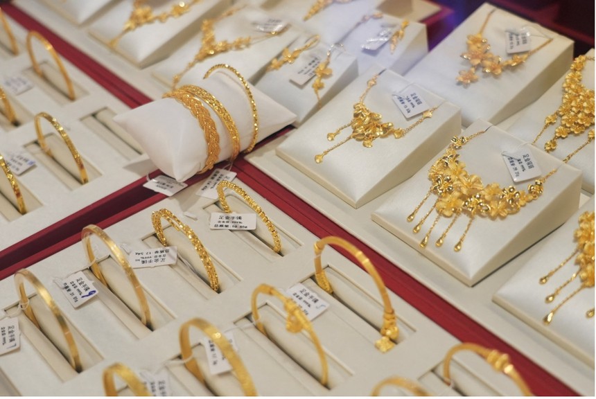 Đà tăng kỷ lục của vàng chững lại trước kỳ vọng Fed giữ lãi suất cao và đồng đô la mạnh