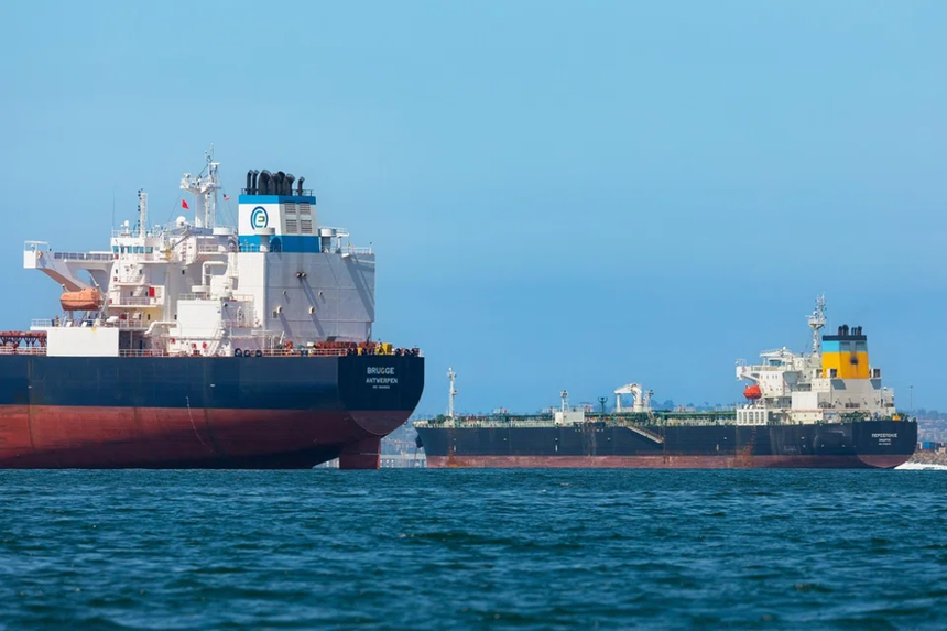 Eo biển Hormuz mở cửa trở lại đang làm thị trường dầu mỏ tràn ngập nguồn cung