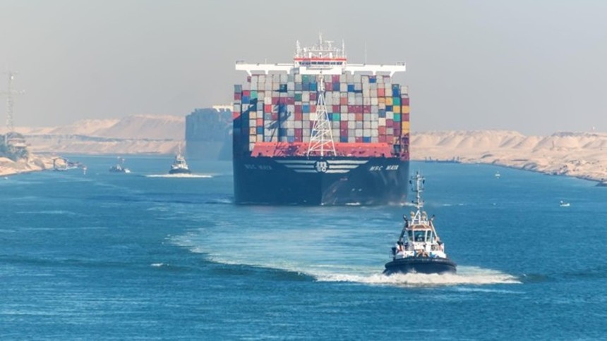 Lưu lượng qua Kênh đào Suez tăng trở lại giữa tắc nghẽn eo biển Hormuz