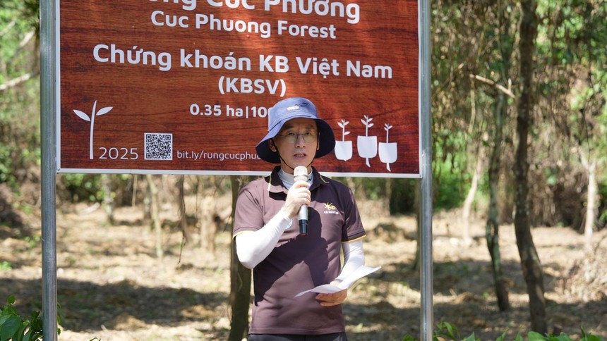 Ông Park Kang Hyun – Tổng giám đốc KBSV chia sẻ tại hoạt động trồng rừng