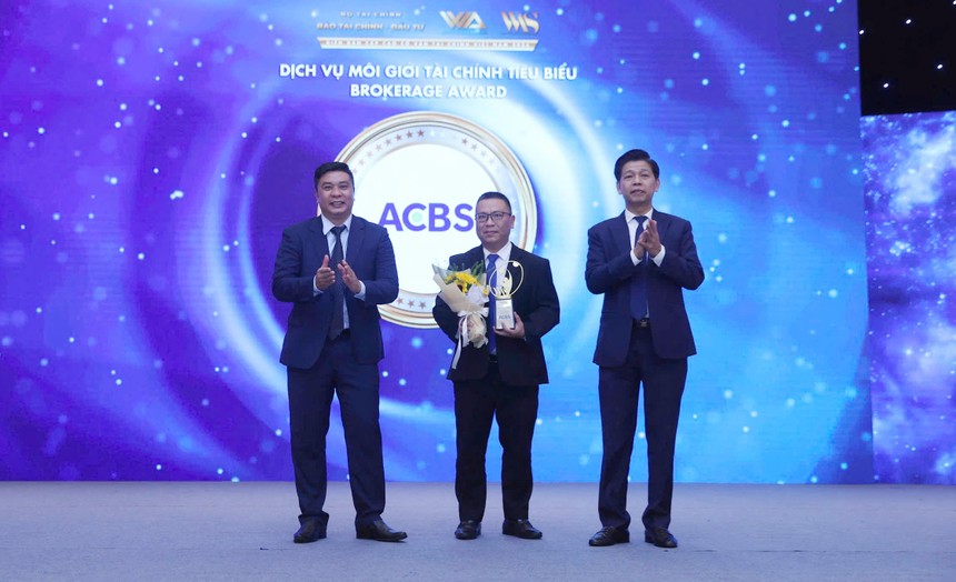 Ông Phạm Tuấn Long, Giám đốc ACBS Chi nhánh Hà Nội nhận vinh danh tại Diễn đàn VWAS 2025.