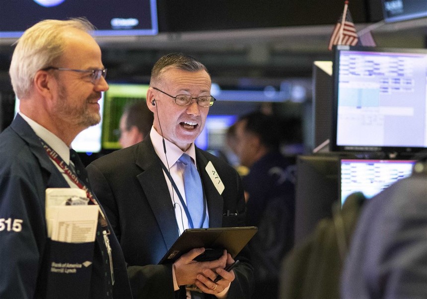 Sau gáo nước lạnh, ông Trump lại làm giới đầu tư ấm lòng