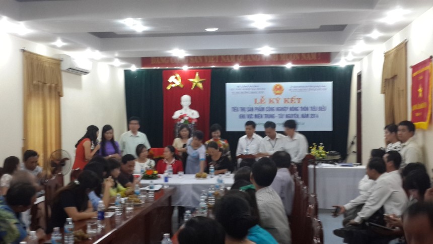 Ocean Mart ký kết tiêu thụ sản phẩm công nghiệp nông thôn tiêu biểu