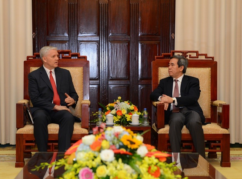 Thống đốc NHNN Việt Nam Nguyễn Văn Bình tiếp xã giao ông Eric Sidgwick