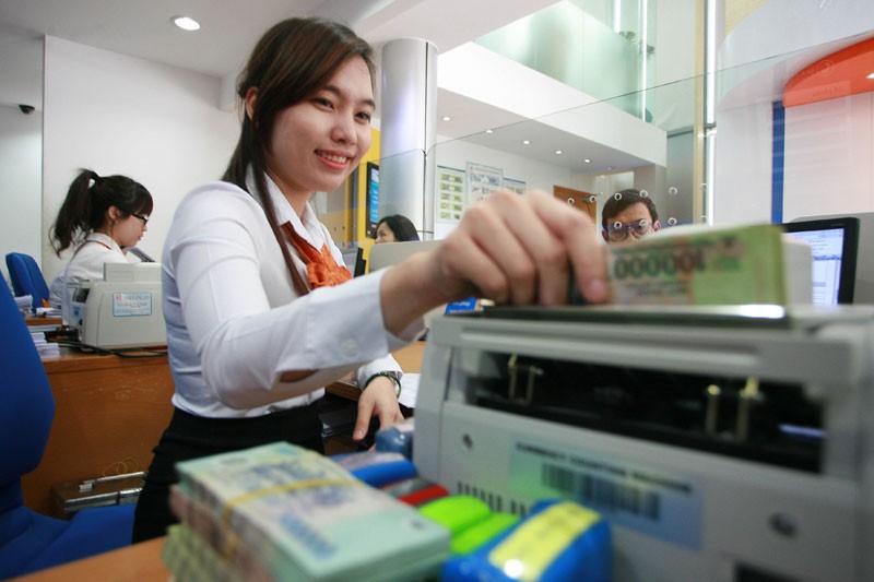 Với nhu cầu nội địa tăng mạnh và tăng trưởng tín dụng mạnh, theo HSBC, dư địa để nới lỏng tiền tệ bị giới hạn hơn trước - Ảnh: Lê Toàn 