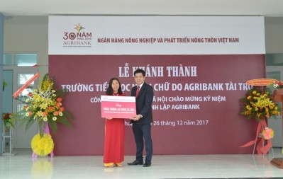 Giám đốc Agribank Ninh Thuận Đinh Xuân Sơn trao biểu trưng
Agribank tài trợ 13,5 tỷ đồng xây dựng Trường Tiểu học Ninh Chữ