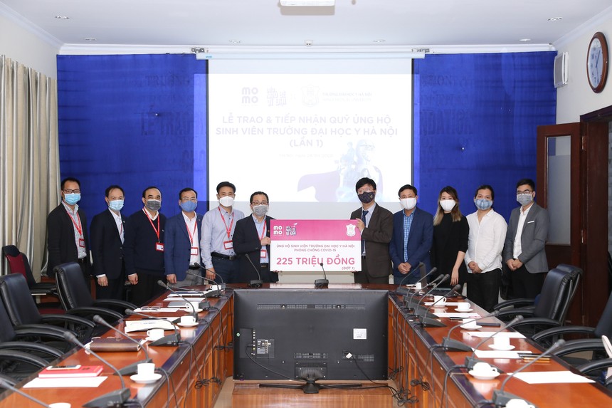 Ví MoMo trao tiền quyên góp đợt 1 trị giá 225 triệu đồng tới Đại học Y Hà Nội