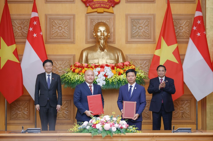 Thủ tướng Chính phủ Phạm Minh Chính; Thủ tướng Singapore Lawrence Wong chứng kiến lễ trao Biên bản ghi nhớ hợp tác giữa NAPAS và NETS nhằm triển khai thanh toán bán lẻ song phương qua mã QR giữa Việt Nam và Singapore