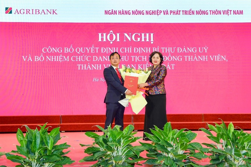 Bà Nguyễn Thị Hồng, Ủy viên TW Đảng, Thống đốc NHNN trao Quyết định của Ban Thường vụ Đảng ủy Chính phủ chỉ định ông Tô Huy Vũ tham gia Ban Chấp hành, Ban Thường vụ và giữ chức Bí thư Đảng ủy Agribank nhiệm kỳ 2020 – 2025