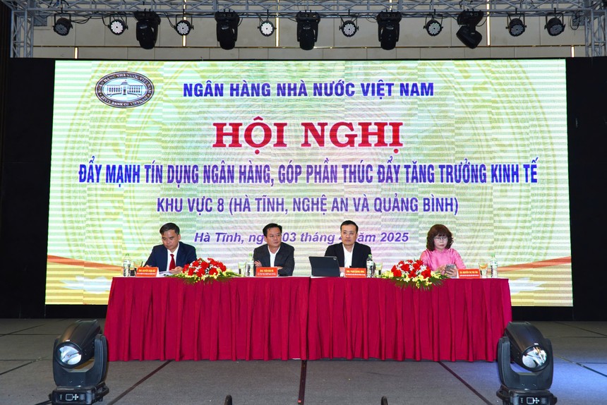 Phó Thống đốc NHNN Phạm Quang Dũng, ông Trần Báu Hà, Phó Chủ tịch UBND tỉnh Hà Tĩnh và các lãnh đạo trong ngành ngân hàng điều hành Hội nghị.